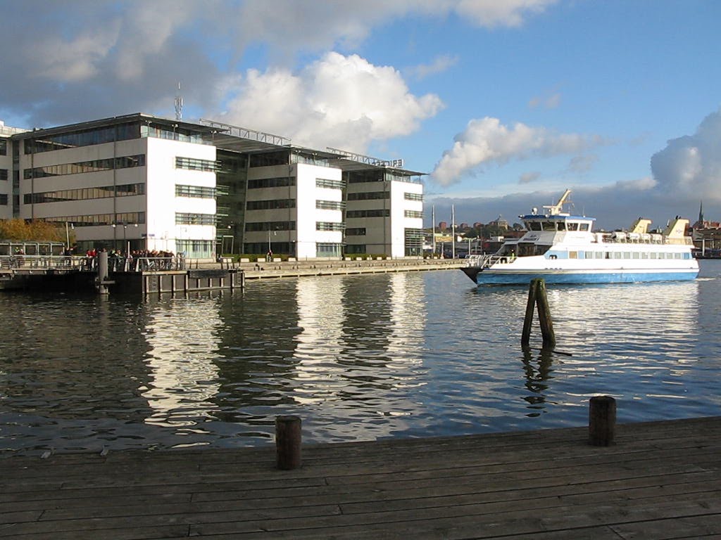 Älvsnabbenfärja i Göteborgs hamn / Älvsnabben ferry in Gothenburg harbour (2010) by Biketommy