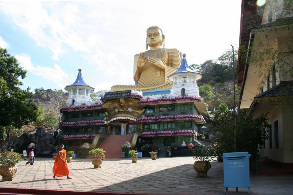 Dambulla Golden Temple by Örjan Ekeberg