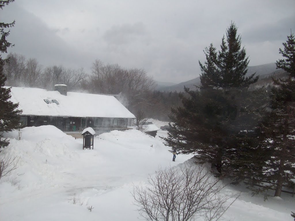 Blizzard at Joe Dodge Lodge by lasfarmer