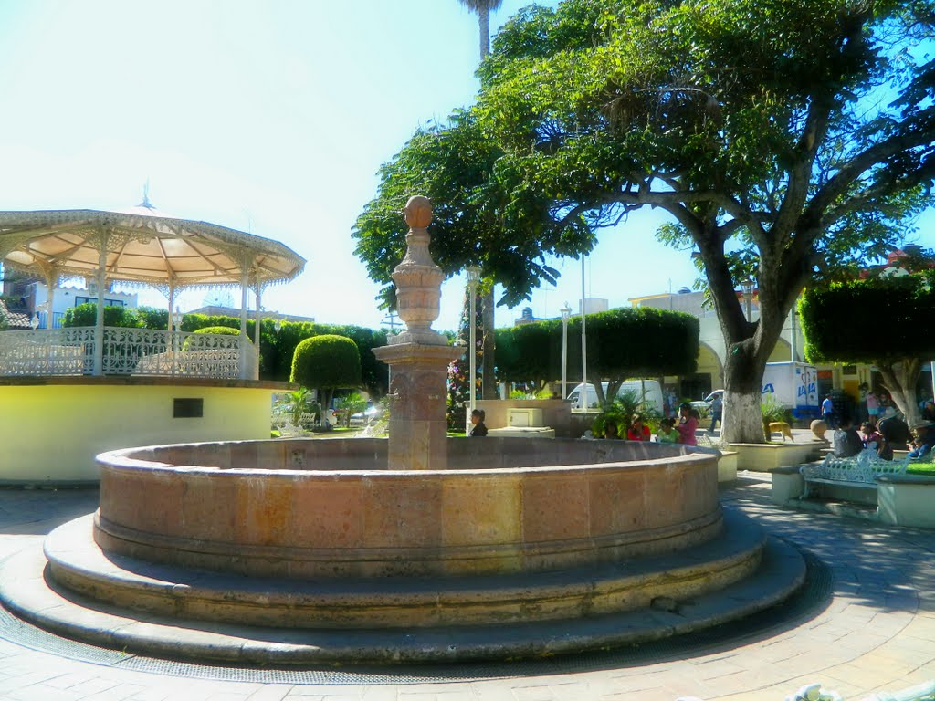 Fuente y kiosko de la Plaza de Penjamillo. by mcortizv