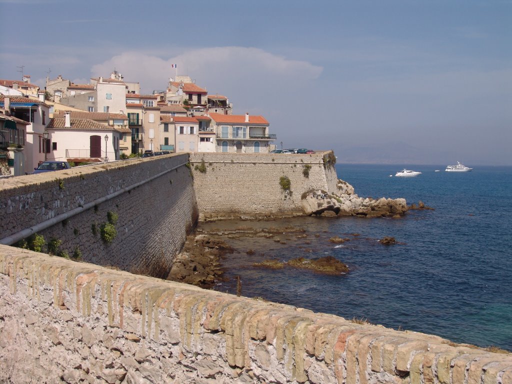 Festungsmauer Antibes by Eckelstone