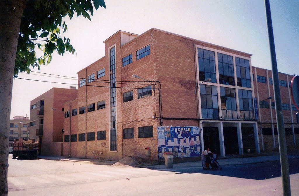 Antiguo instituto de enseñanza media de la calle Lope de Vega, actual ubicación de la comisaria del C.N.P. 1994. by Antonio Callejas Gallar