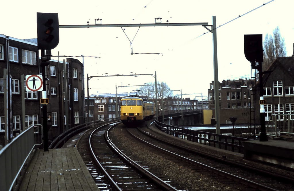 Trein op Hofpleinlijn (febr. 1983) by bertgort