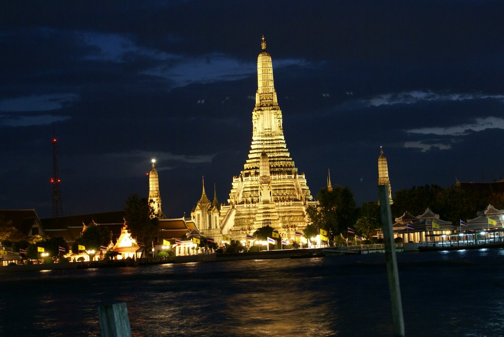 Wat Arun by night by Jeroen ten Brummeler