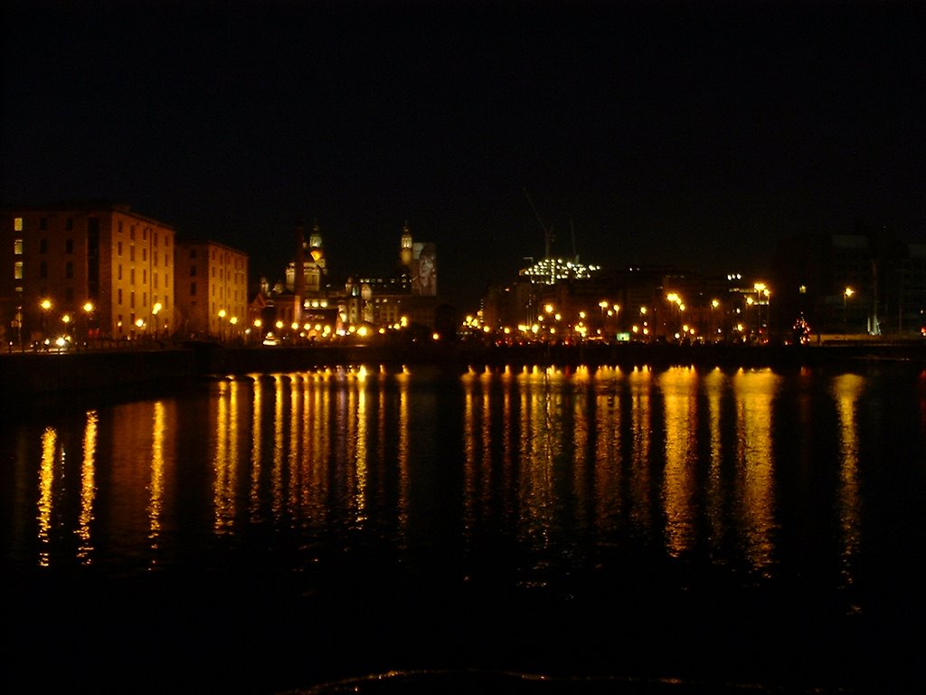 Liverpool by night, from Salthouse Dock (12-2005) by olivella ferret