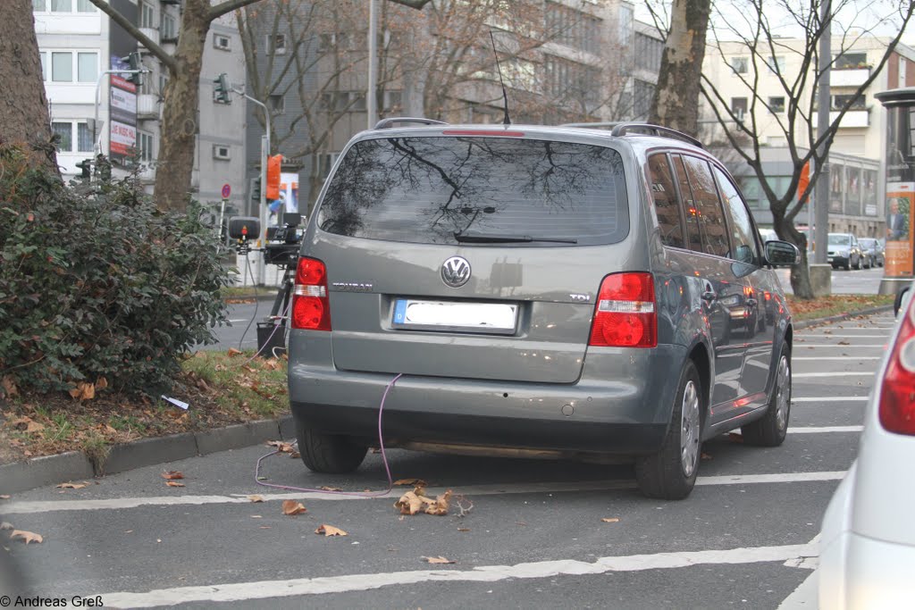 Dürfen die zu diesem Zweck auf der Sperrfläche parken ? by EOS7DAndy