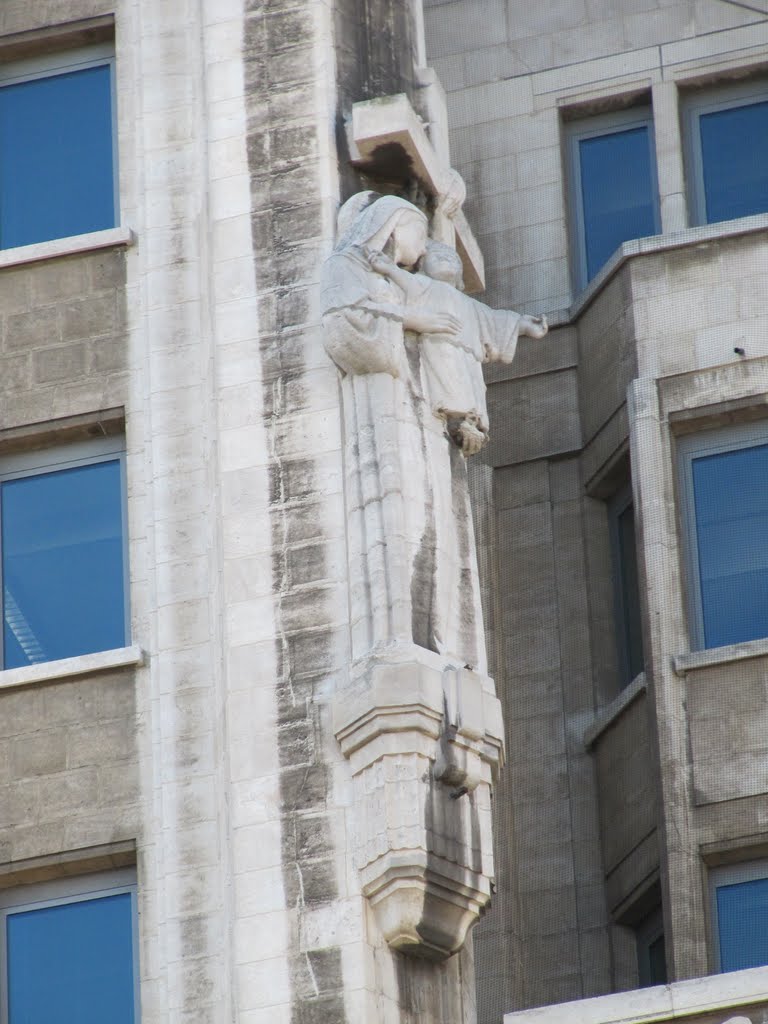 Gable statue "Maria met kind" (Madonna with child) by Rogier de Villiers at the facade of the Boerentoren by Willem Nabuurs