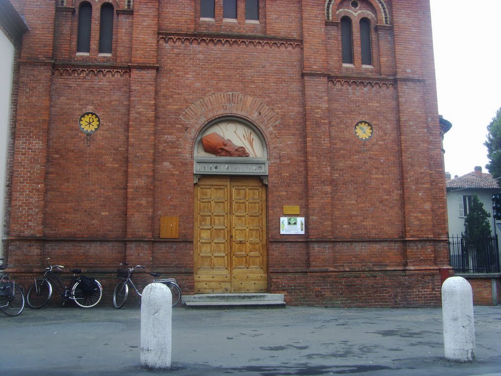 Faenza - Corso Mazzini - Particolare della facciata della Chiesa di S. Savino, con terracotta di Aldo Rontini (nella lunetta) raffigurante il santo martire decollato (15/01/2012) by esse est reminisci (SAVE PANORAMIO)