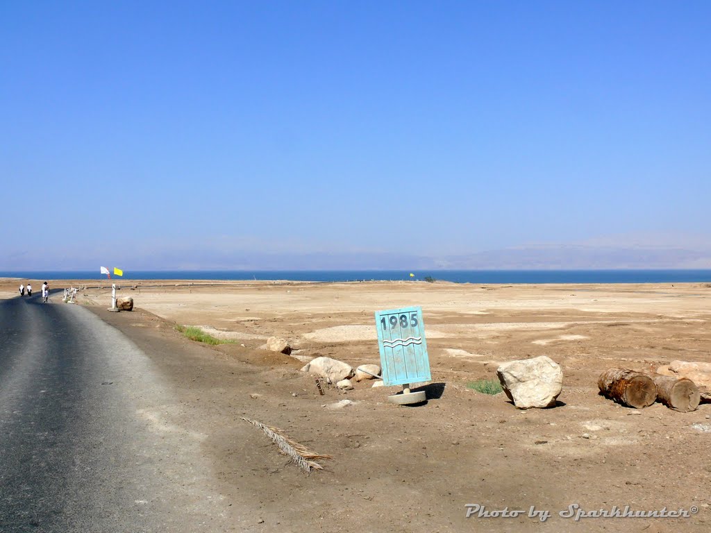 Water level of the Dead Sea in 1985 by Sparkhunter