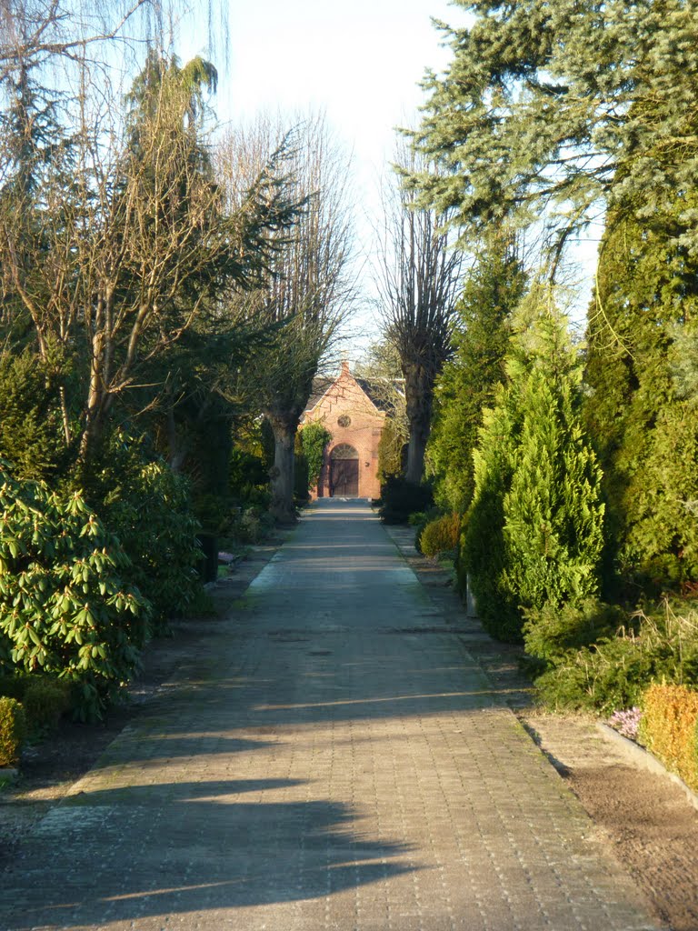 Friedhof am Grünen Kranz, Weg zur Kapelle_2 by utrautmann0@googlemail.com