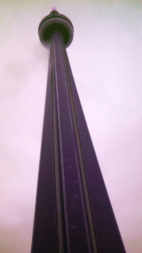 CN Tower 2005 by Leonardo Magro