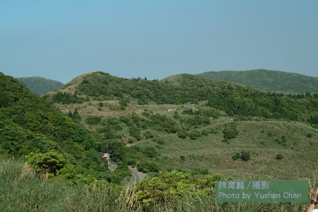 由七星山東側山腰向東遠眺冷擎道路 Eastern view of Lengshueikeng-Cingtiangang road 陳育賢攝於20050501 DSCF1779 by 陳育賢