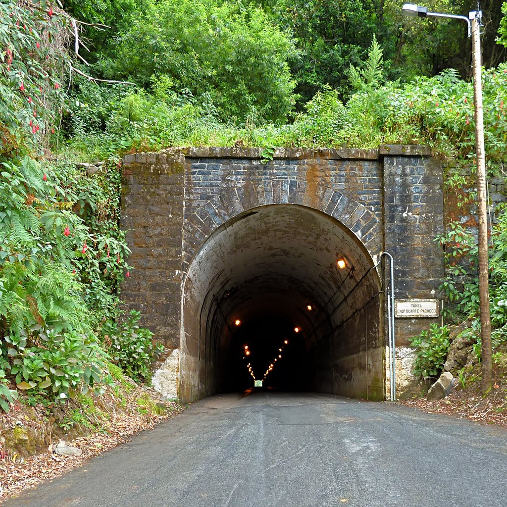 Tunel Eng. Duarte Pacheco by Pom-Panoramio? YES !