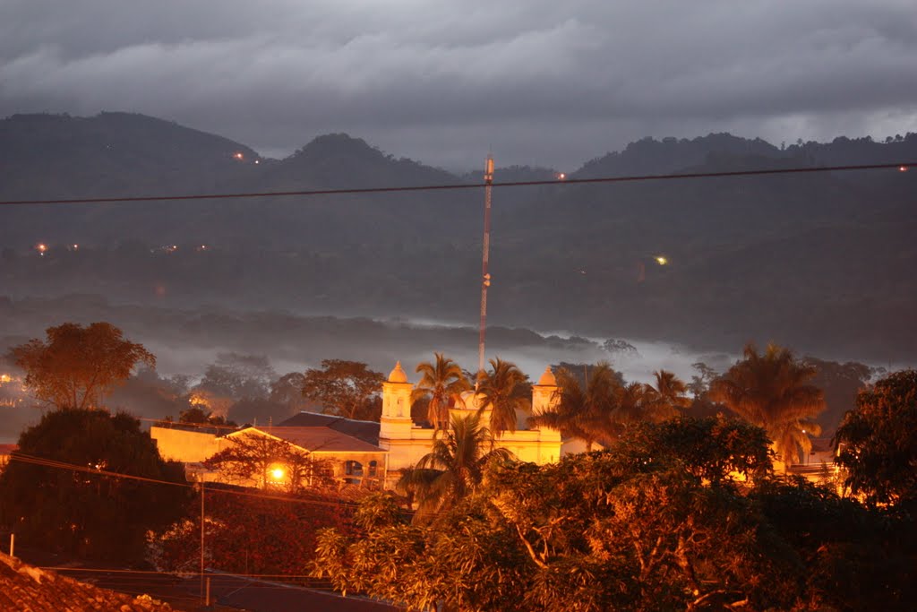 Amanecer en Copán by yurisantacruz