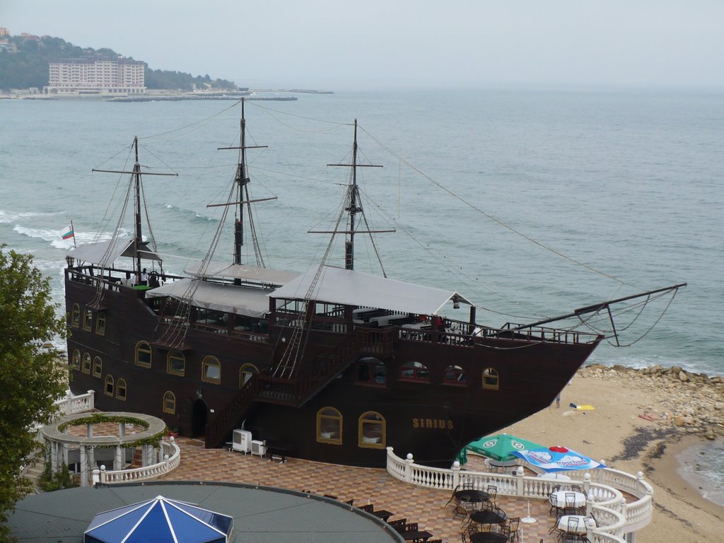 Ship, restaurant - view from apartman no. 506 hotel Sirius Beach **** by Jiří Kligar