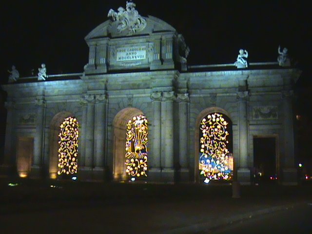 La Puerta de Alcalá de noche en Navidad, Madrid by Caronte I