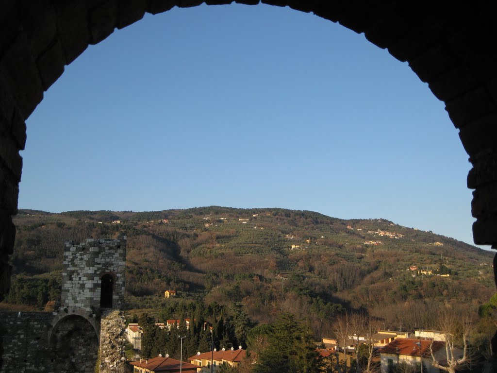 Serravalle Pistoiese, da una delle torri della Rocca Nuova:la collina con il paese di Castellina. A view from a tower of the New Stronghold: the hill with Castellina village. by brezza