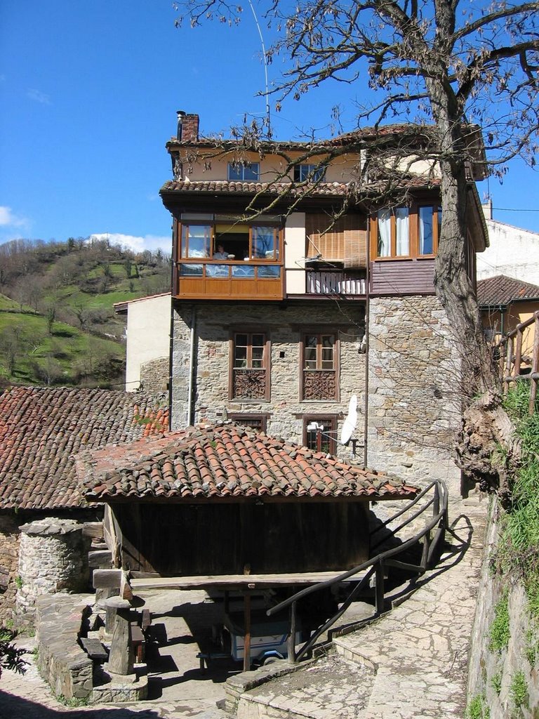 Casa y Panera en Bárzana (Quirós) by La Casa del Chiflón (Bulnes)