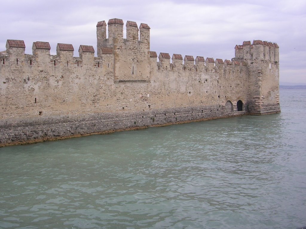 Sirmione, Rocca Scaligera, muro della darsena lato Sud by Aldo Ferretto