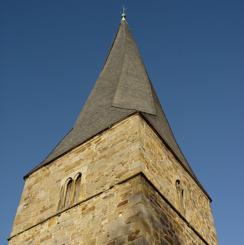 Der Kirchturm von St. Magnus in Beber (der mit der "schiefen Mütze") by Axel Zeidler