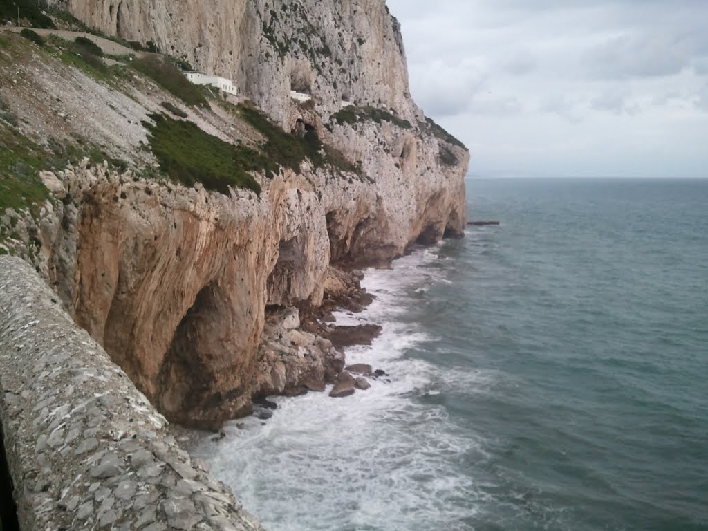 ACANTILADOS EN GIBRALTAR by Victor Paredes Guerrero