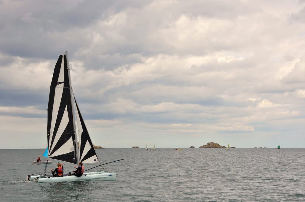 Catamaran devant le Kelen by kerdiles