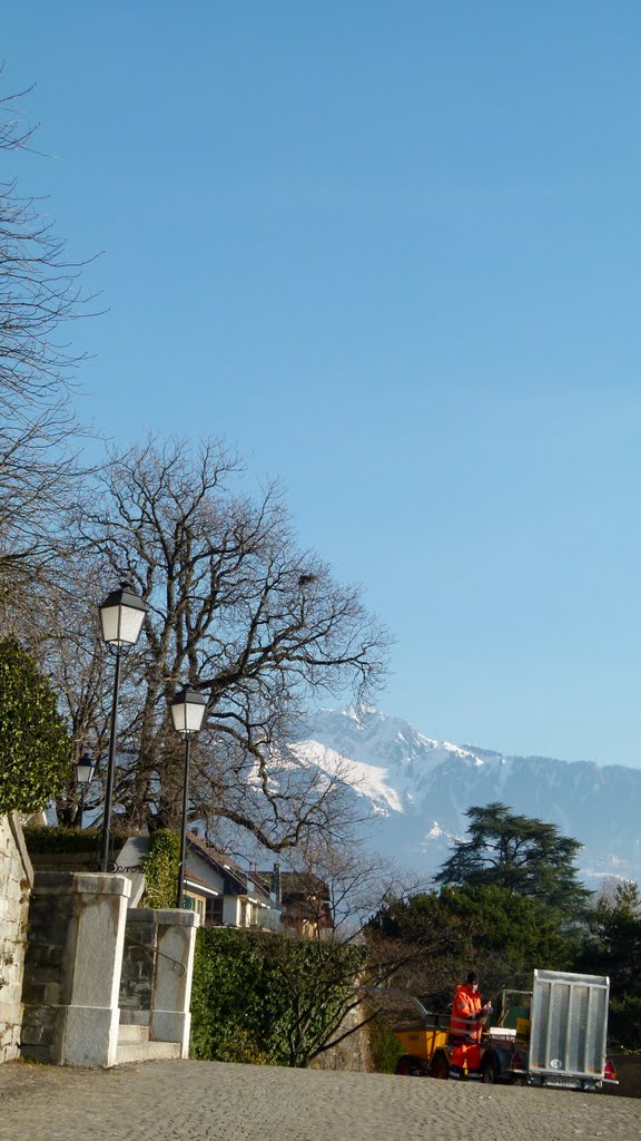 Esplanade et vue sur les glaciers by Magda GHALI