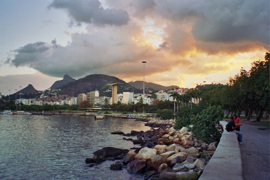 O Corcovado e o Monumento aos Pracinhas (1960) vistos desde os Jardims do Museu de Arte Moderna (julho 2004). by Christophe Trinquier