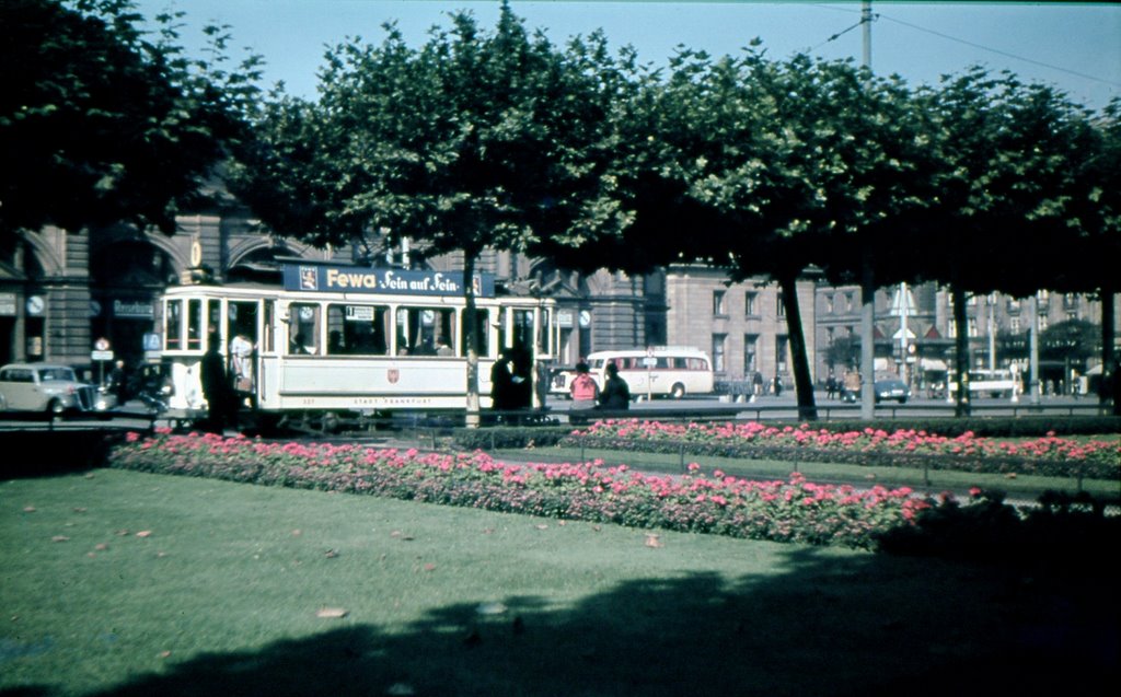 Remember, vor 67 Jahren. Ffm. Hauptbahnhof/Vorplatz by karei