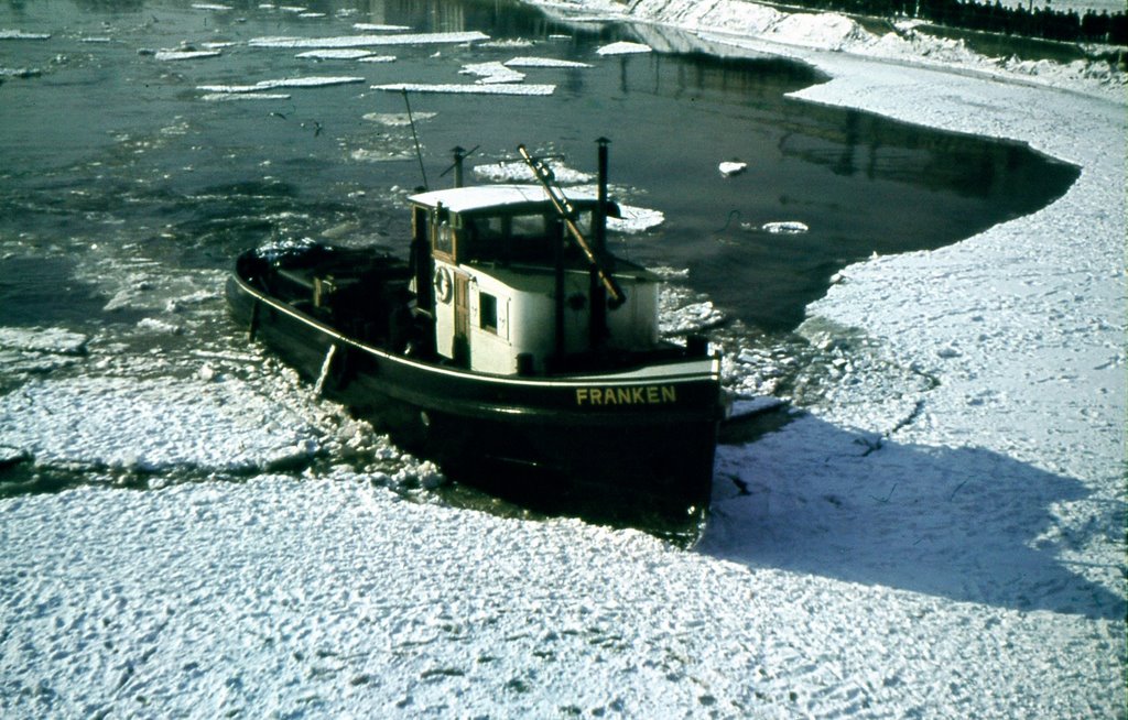 Remember, vor 67 Jahren. Ffm. Eisbrecher auf dem Main by karei