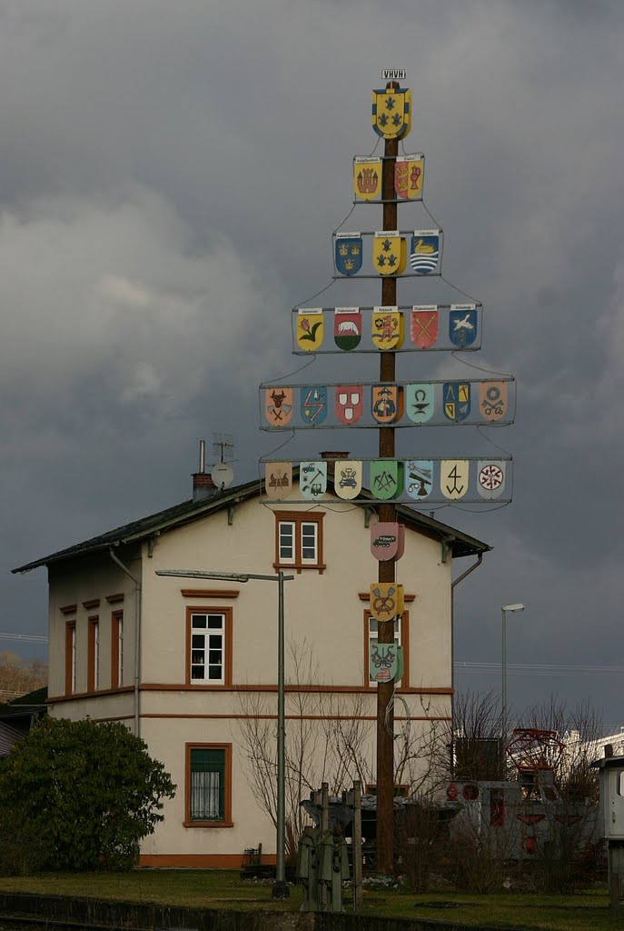 Gildenbaum mit versch. Ortswappen vor dem Alten Bahnhof, Hahnstätten im Aartal by Dieter Wick