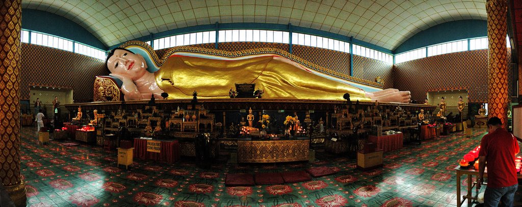 Sleeping Buddha of Wat Chaiya Mangkalaram Temple, Penang by Les Chang