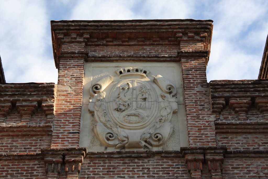 Escudo antiguo de Madrid con la corona mural - Parque de bomberos Nº 1 - Madrid by F. Campayo -  VIEWS, NO THANKS