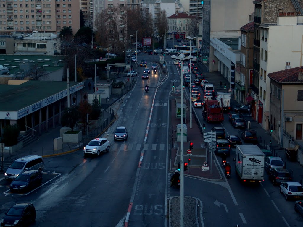 Marseille,Rue Saint Pierre by stefan veza