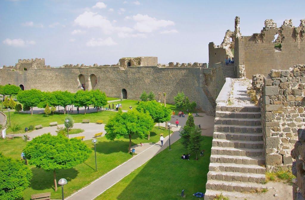 Diyarbakır's city walls (built in 4.century) by my_ararat