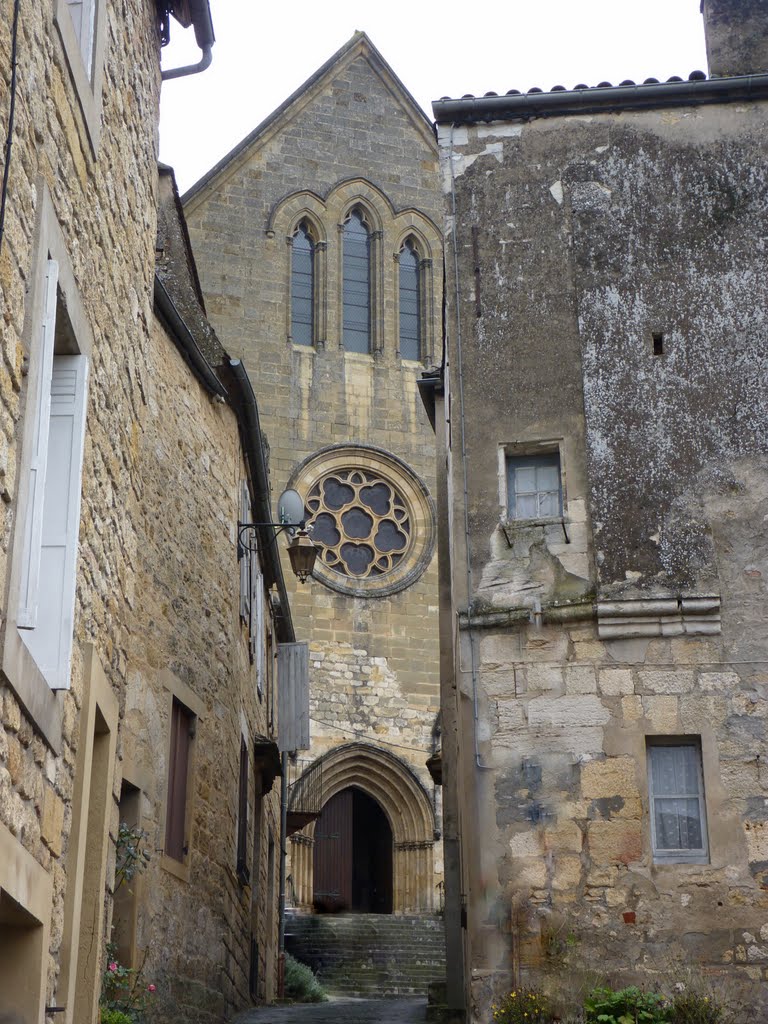 L'Entrée de l'église by montestier