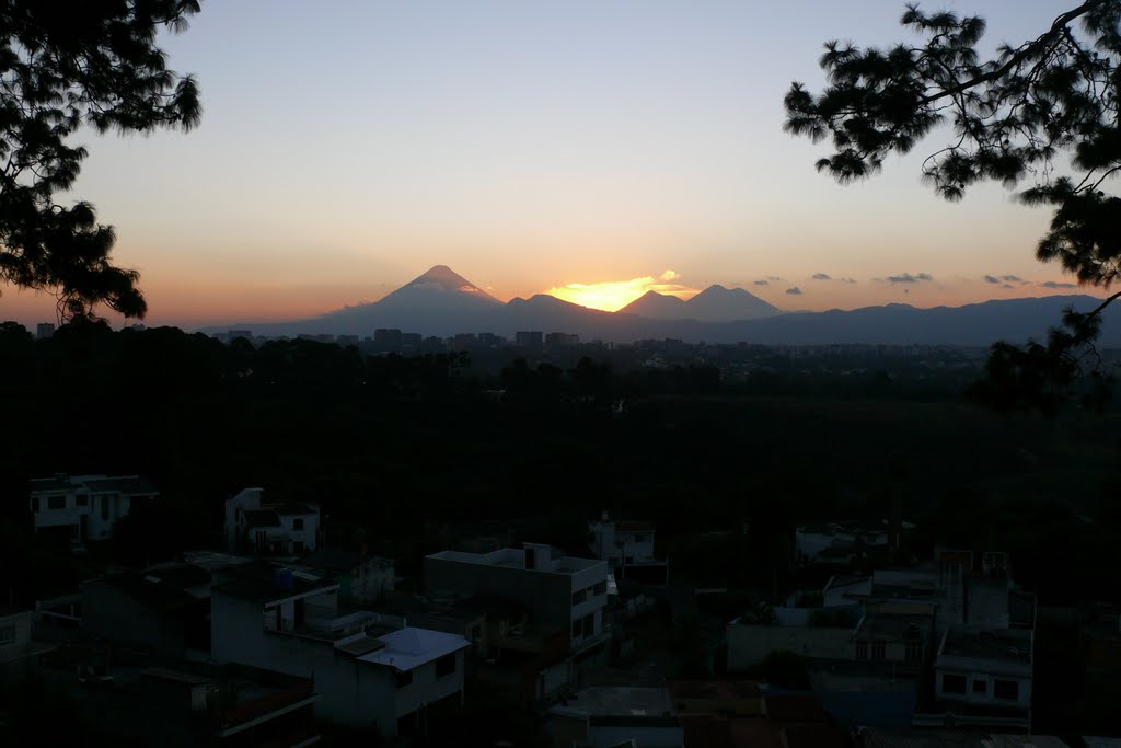 Cadena Volcanica by Edinilson De Leòn