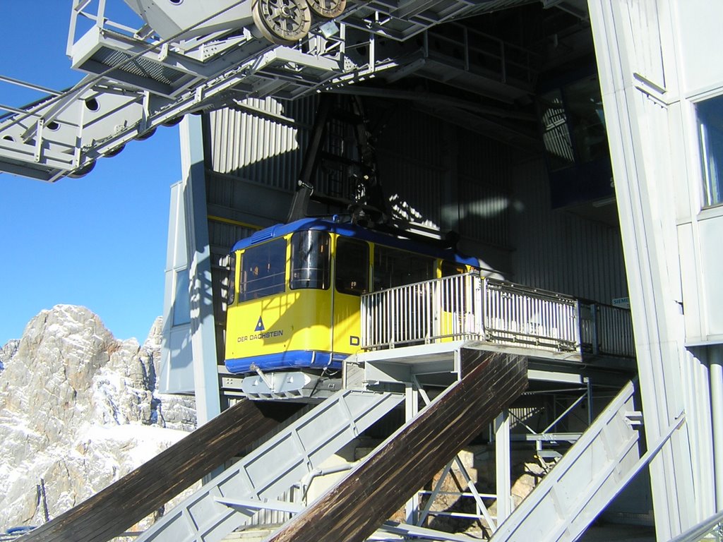 Upper station cable car to Dachstein (Austria), dec.2006 by rdaniel