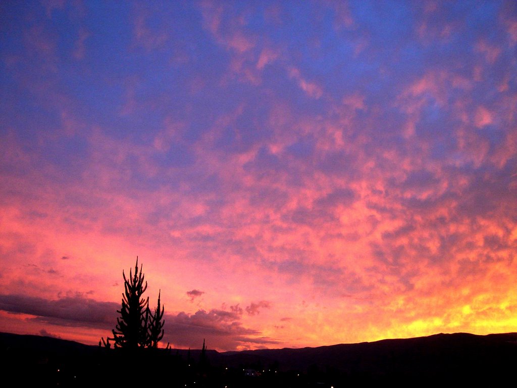 Horizonte en llamas desde la Ribera-Huancayo by José Santivañez Muer…