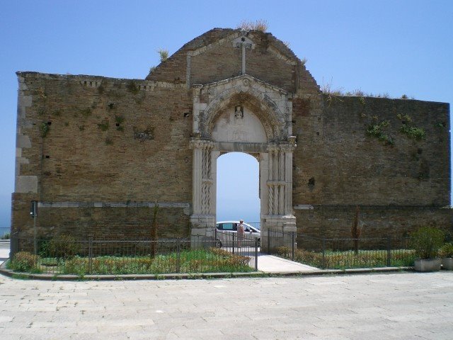 Portale san pietro, vasto, abruzzo, italia by dadaumpa