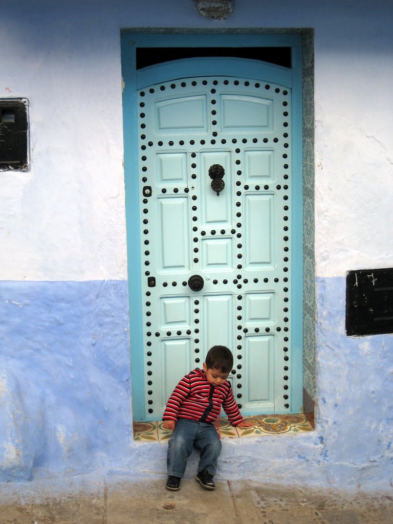 Niño en la puerta by alvarokata