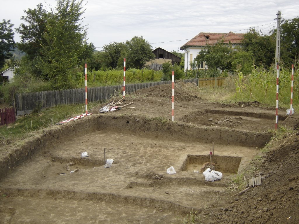 Carlomanesti - La arman, vedere generala a sapaturii arheologice in 2006 by motzoi