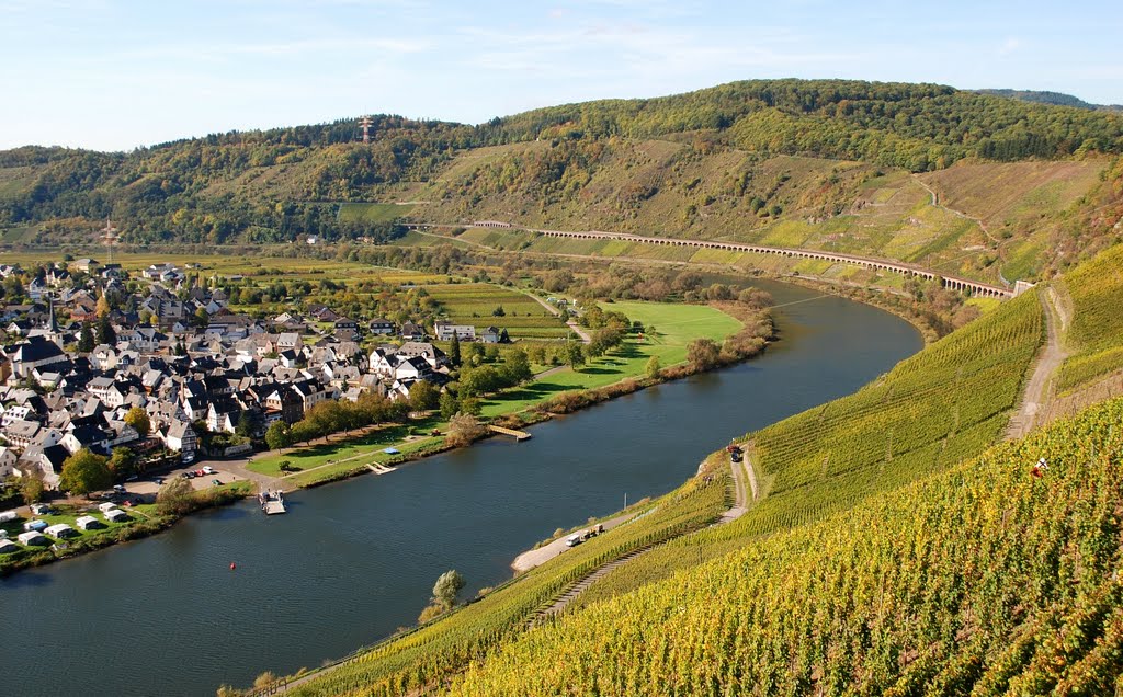 Sicht auf Pünderich und Mosel vom Marienburg by Hans J.S.C. Jongstra