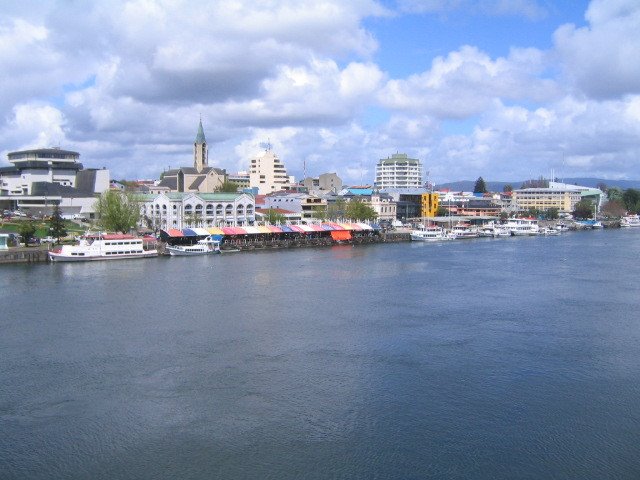 La costanera, desde el Puente a Isla Teja by Felipe A.