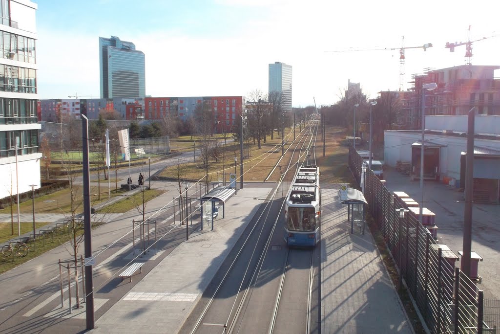 Straßenbahnhaltestelle in der Parkstadt Schwabing by RichardBeiderbeck