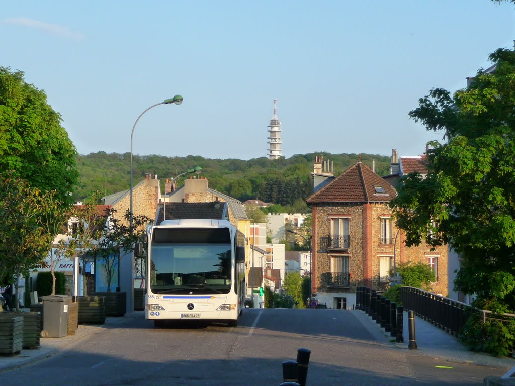 Sur le pont de la gare rive droite, et au fond a tour hertzienne de Meudon la Foret by jeffou