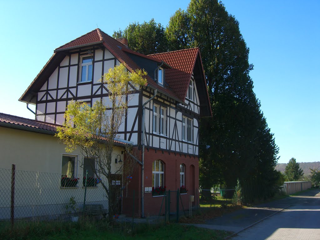 Die Bahnhofsgebäude sind an dieser Strecke alle in Schuß by Schmalspur Sa.