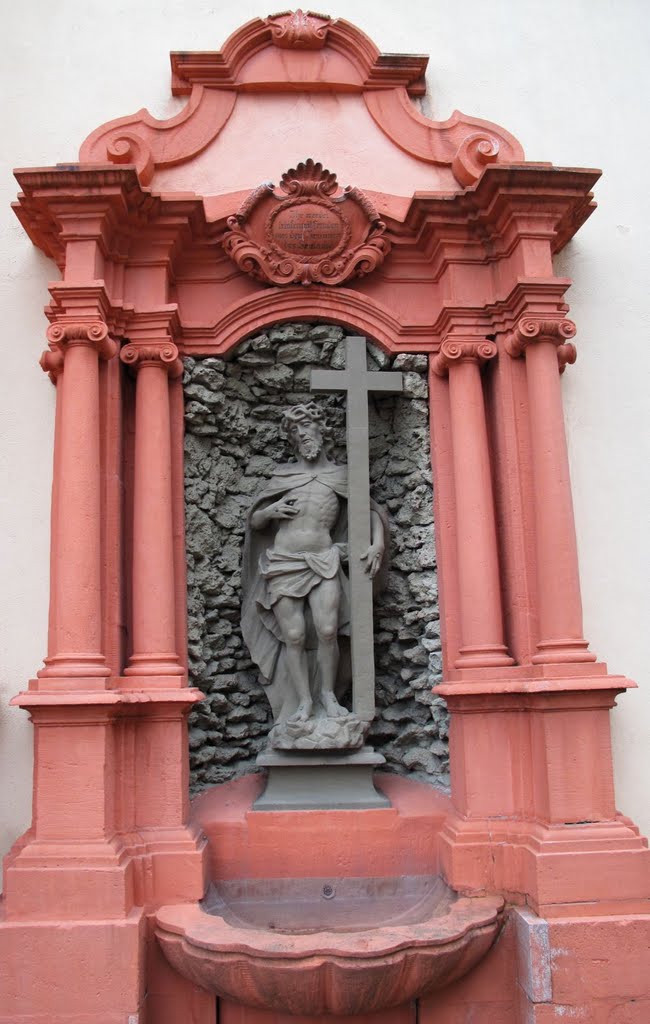 Brunnen an der Außenwand der ehem. Klosterkirche der Prämonstratenser (1723-1730 erbaut) by lebola