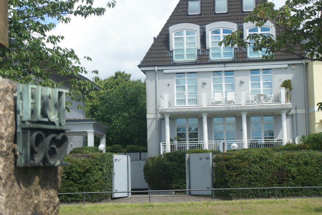 Flood Marker in Hamburg Teufelsbrueck by axel_moeller