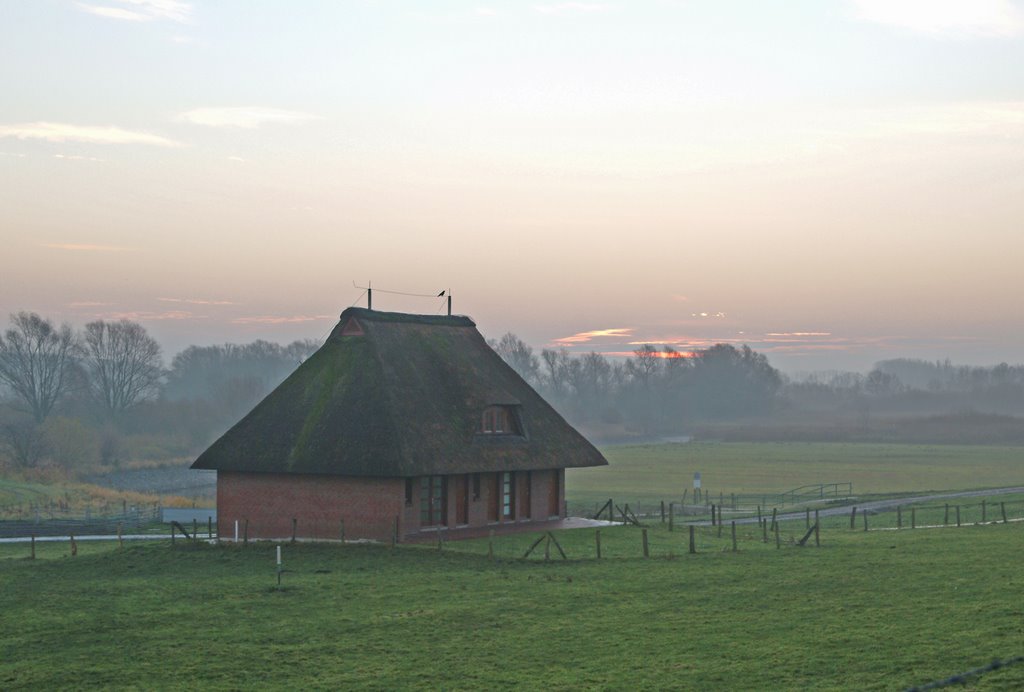 Hafengebäude frühmorgens by Juliane Herrmann